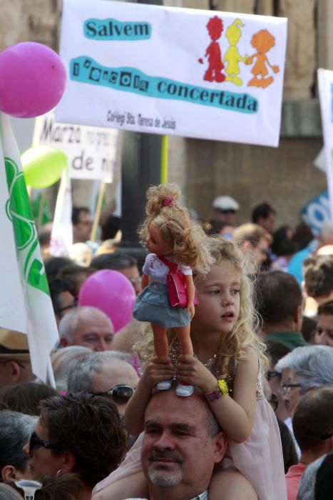 Cientos de alicantinos, en la protesta contra Marzà en Valencia