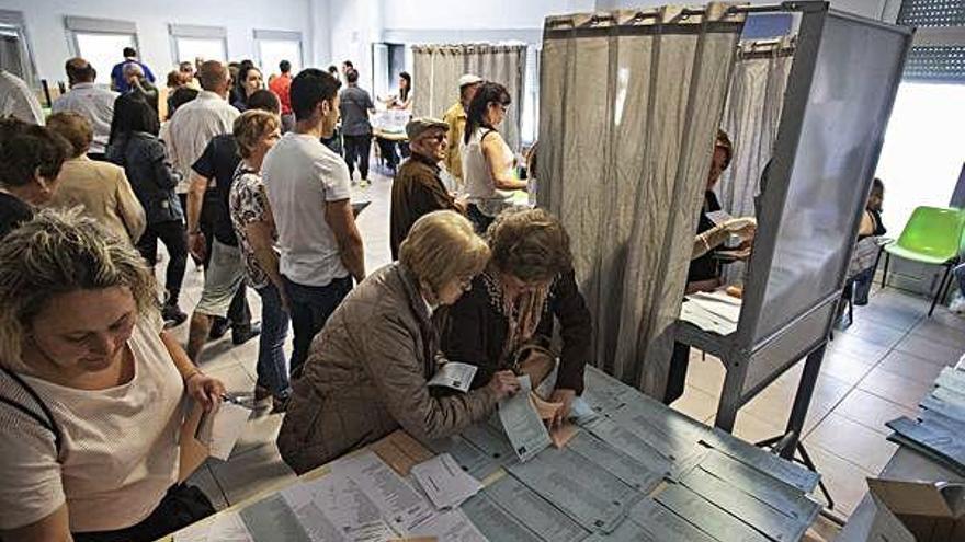 Los votantes tuvieron que rebuscar entre la gran cantidad de papeletas para encontrar sus opciones a las tres citas electorales.