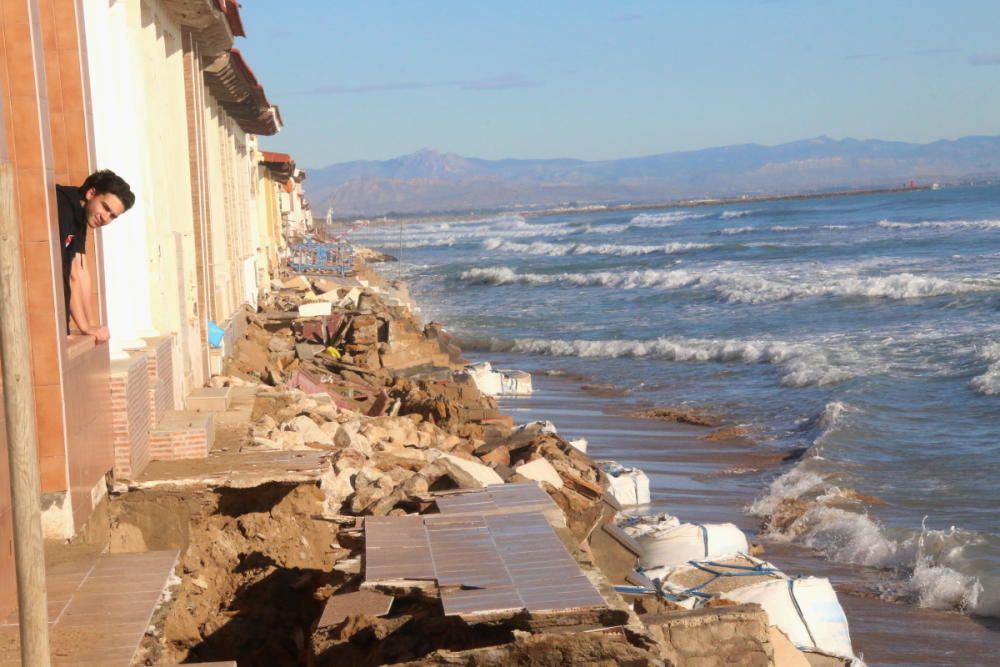 Las casas sufren derrumbes y el mar destruye porches y aceras y abre grandes socavones