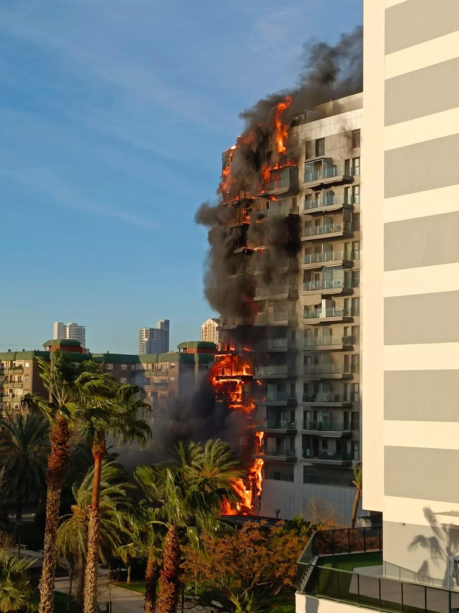 Un incendio arrasa un edificio en València