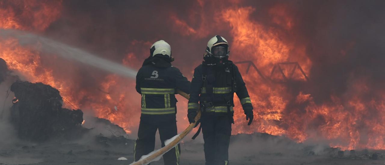 Así están siendo las complicadas tareas de extinción del incendio de Llanera: "Esto va a llevar tiempo", asegura el jefe de zona de Bomberos