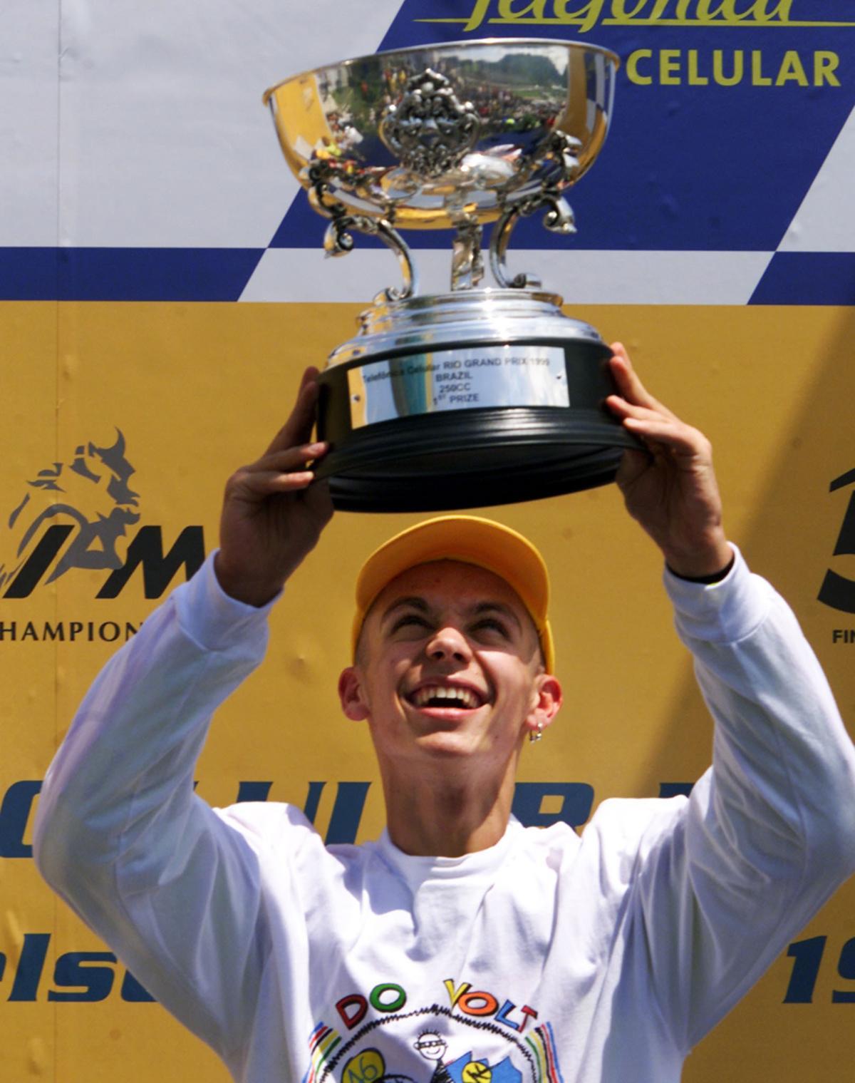 En 1999 consigue el título Mundial de 250cc tras ganar 9 carreras.