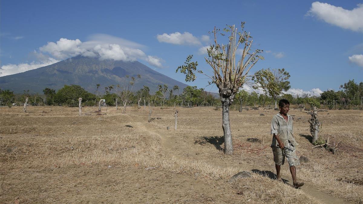 El monte Agung, visto desde el pueblo de Datah, en Karangasem (Bali), el 26 de septiembre.