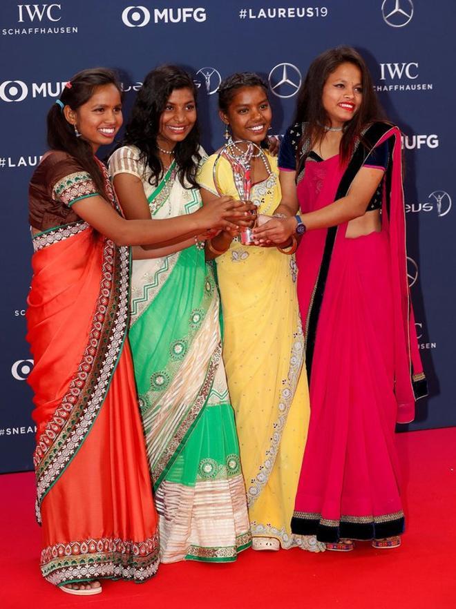 De izquierda a derecha: Neeta Kumari, Hema Kumari, Konika Kumari y Radha Kumari posan con el premio Laureus Sport for Good por el proyecto social indio YUWA durante la gala de los Premios Laureus del deporte celebrada este lunes en Mónaco.