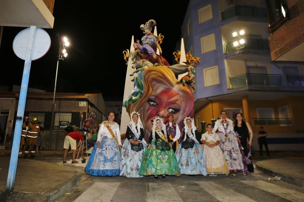 Cientos de personas, la mayoría adolescentes que quisieron disfrutar de la "cremá" y posterior "bañá" de los bomberos, se acercaron al barrio del Calvario para ver arder su hoguera