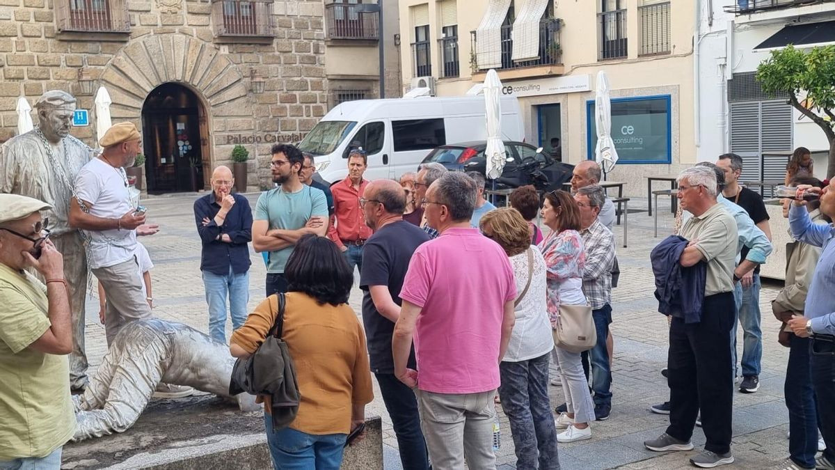 Ciudadanos se interesan por Antonio Morán, encadenado a su obra en Plasencia.