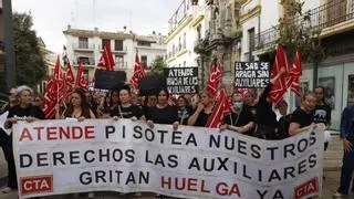 Trabajadoras de la ayuda a domicilio se movilizan en Córdoba y amenazan con la convocatoria de una huelga: "Nos tienen acribilladas"