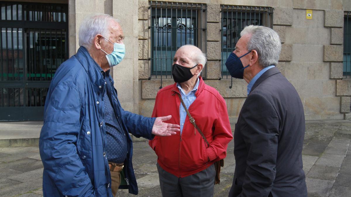 Barxa, Pazos y Sánchez Aguirre conversan a las puertas del palacio de justicia. // IÑAKI OSORIO