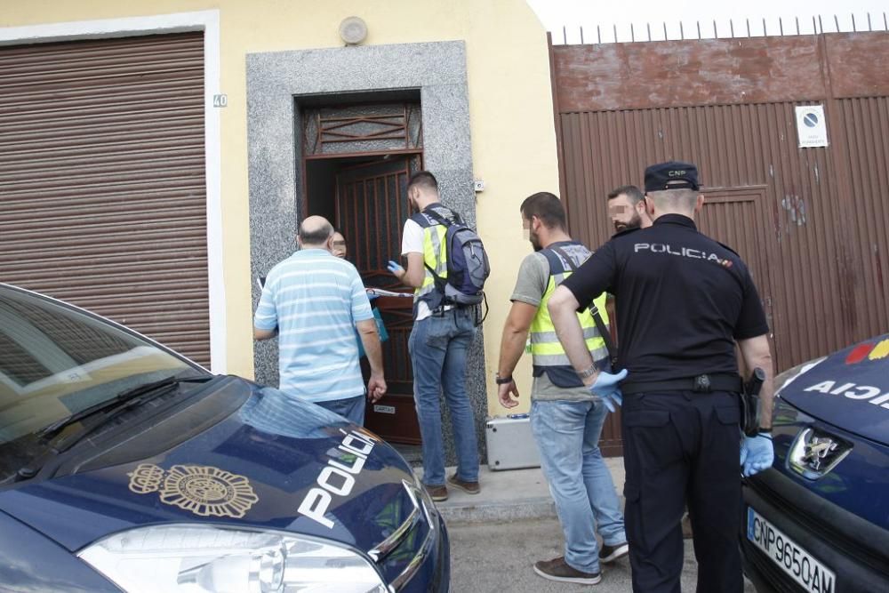 Le pegan un tiro en el cuello para robarle en su casa de Zarandona