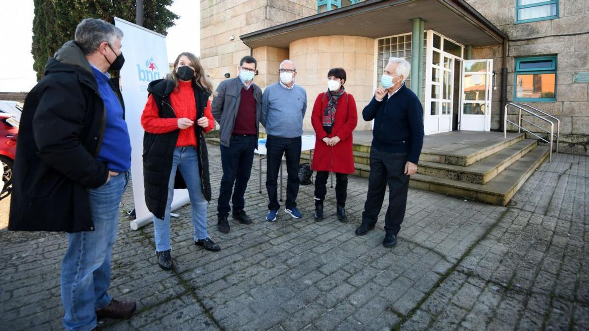 Representantes del BNG y de la plataforma SOS Sanidade Pública ante el centro de Anafáns.   | // G.S.