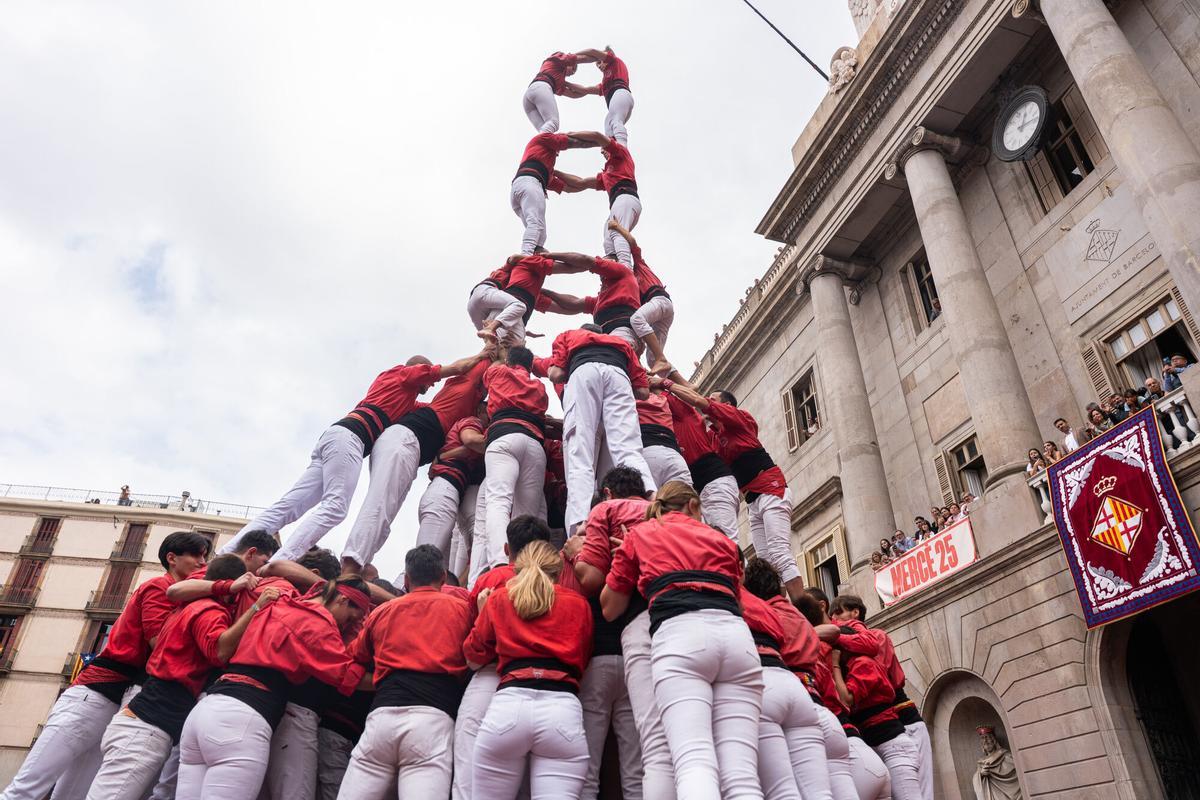 Barcelona. 28/09/2025. Barcelona. Diada Histórica Castellera de La Mercè, en la plaza Sant Jaume, con la participación de los Castellers de Barcelona, los Minyons de Terrassa, la Colla Jove Xiquets de Valls y los Castellers de Vilafranca. AUTOR: Marc Asensio Barcelona, Catalunya, España, fiestas de La Mercè, castellers, torres humanas, plaza Sant Jaume, Diada Castellera, cultura popular, tradición, Colla Jove Xiquets de Valls, Castellers de Vilafranca, Castellers de Barcelona, Minyons de Terrassa