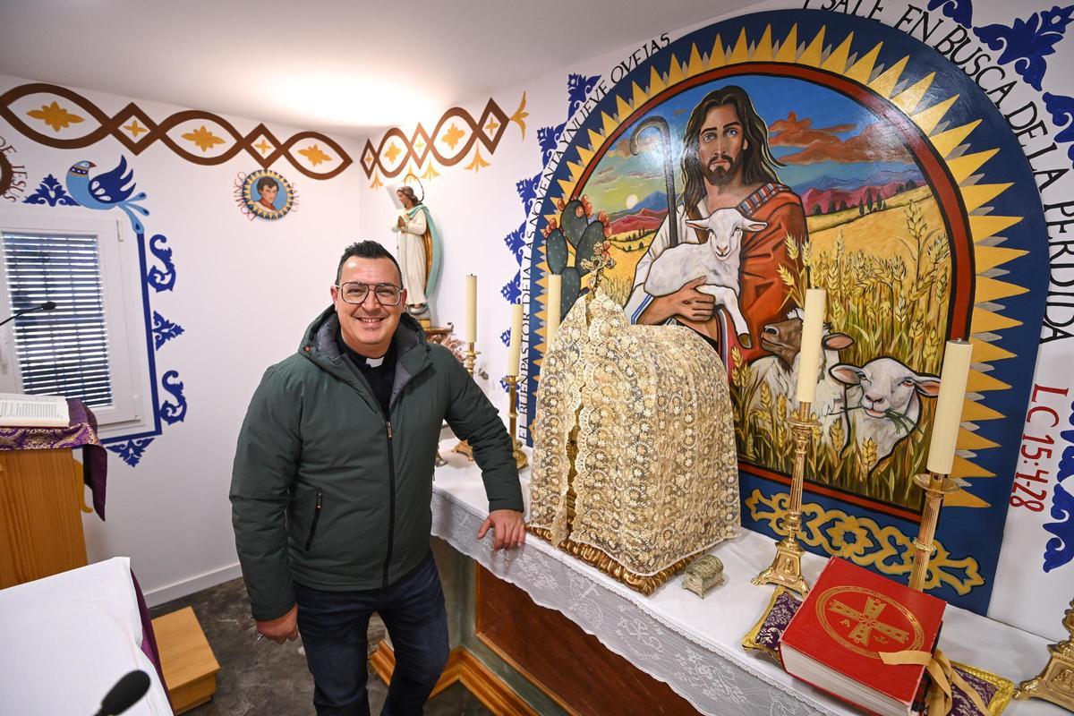 El sacerdote Ramón Martínez con el Buen Pastor que pintó en la capilla de la iglesia de La Marina de Elche