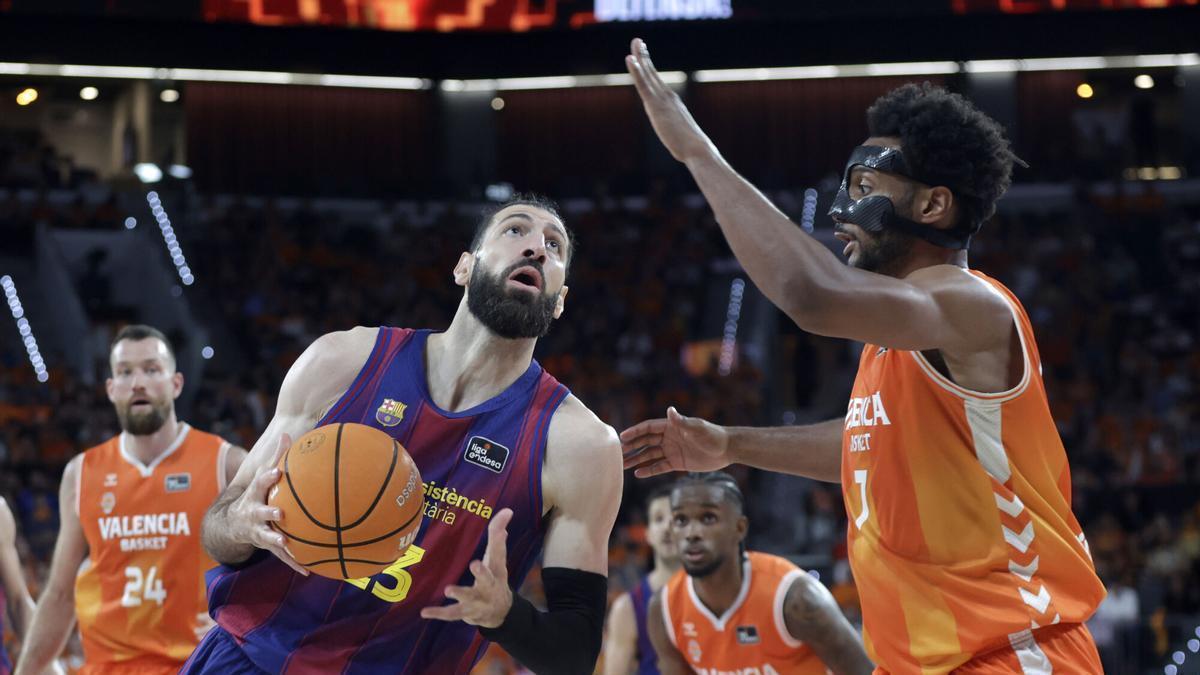 El pívot del Barça Tornike Shengelia (i) juega un balón ante Braxton Key, del Valencia, durante el primer partido de la final de la Liga Endesa de baloncesto que Valencia Basket y Barcelona disputan este jueves en el pabellón Roig Arena. EFE/Miguel Ángel Polo