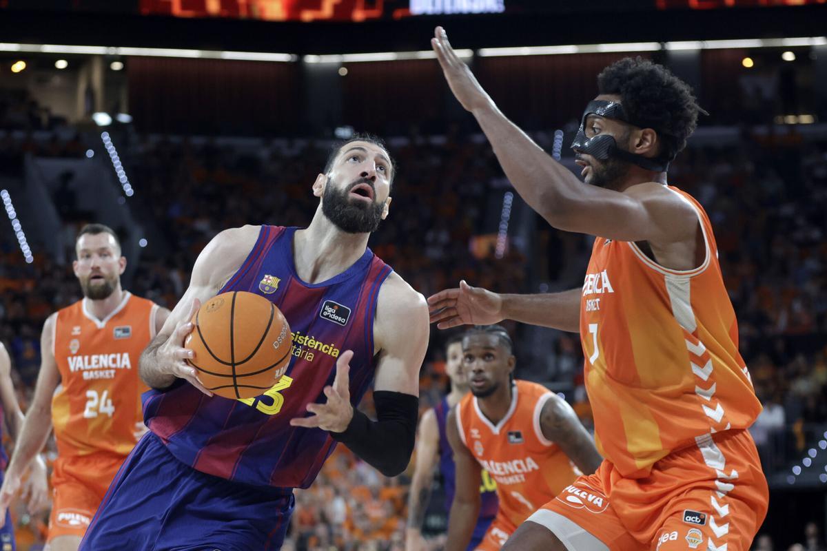El pívot del Barça Tornike Shengelia (i) juega un balón ante Braxton Key, del Valencia, durante el primer partido de la final de la Liga Endesa de baloncesto que Valencia Basket y Barcelona disputan este jueves en el pabellón Roig Arena. EFE/Miguel Ángel Polo