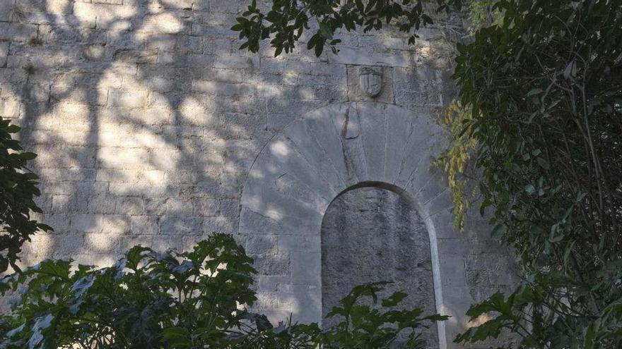 L'Ajuntament de Girona restaura l'escut heràldic de la reina Joana Enríquez del segle XV