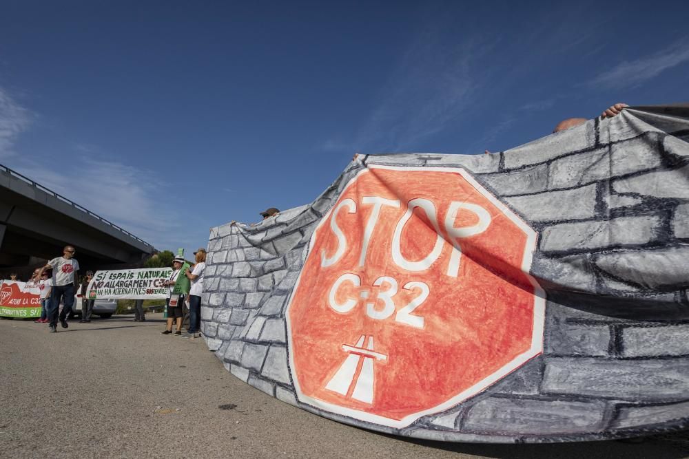 Protesta de la plataforma Aturem la C-32 a peu de carretera