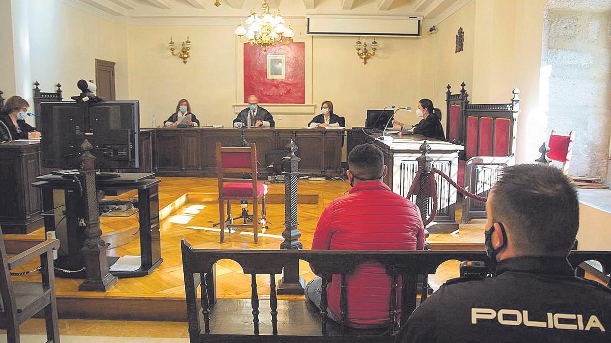 El imputado declara ante los magistrados de la Audiencia Provincial en el juicio celebrado ayer.
