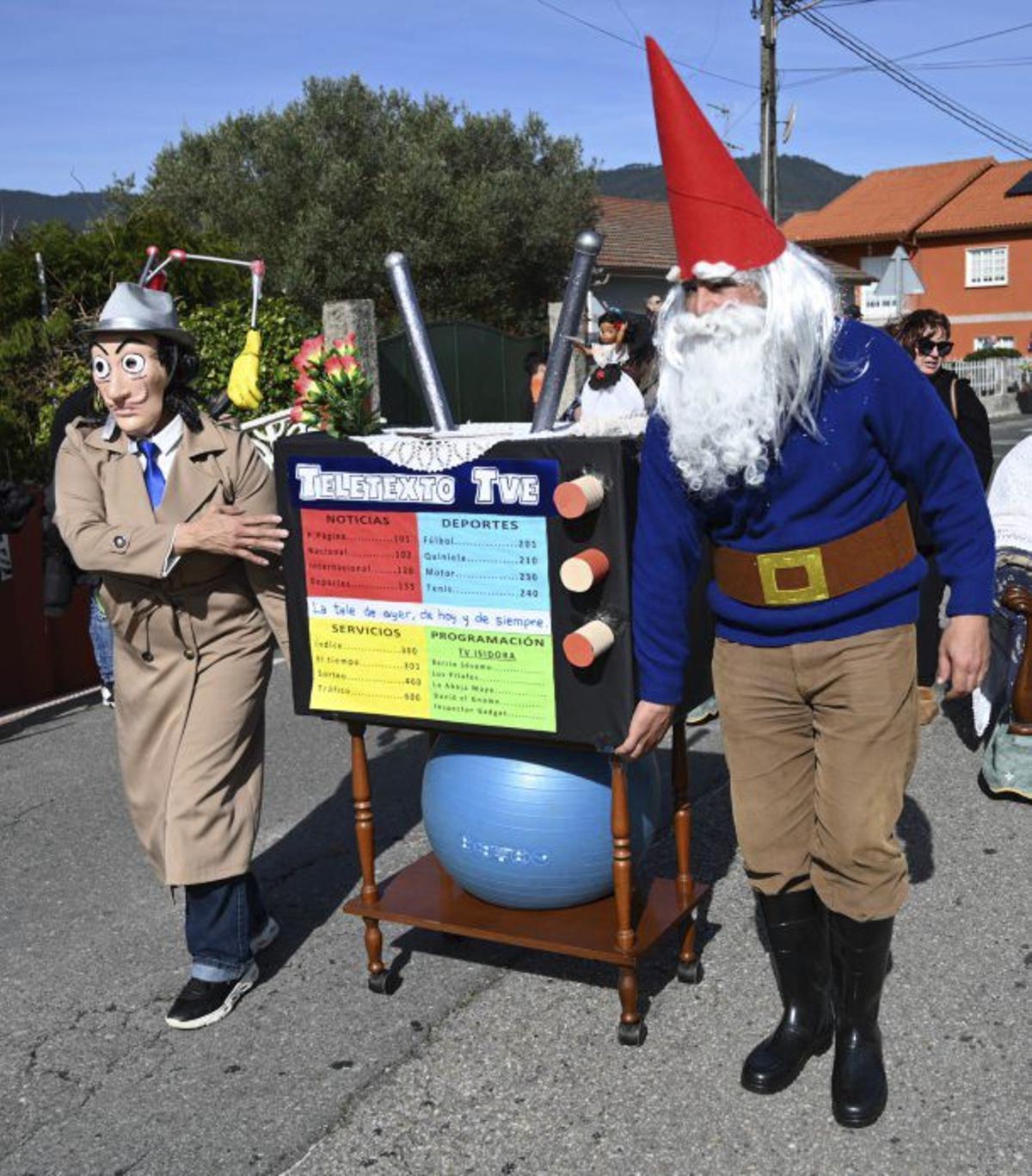 Algunos de los disfraces que se pudieron ver ayer en el desfile de Entroido de Poio. | RAFA VÁZQUEZ