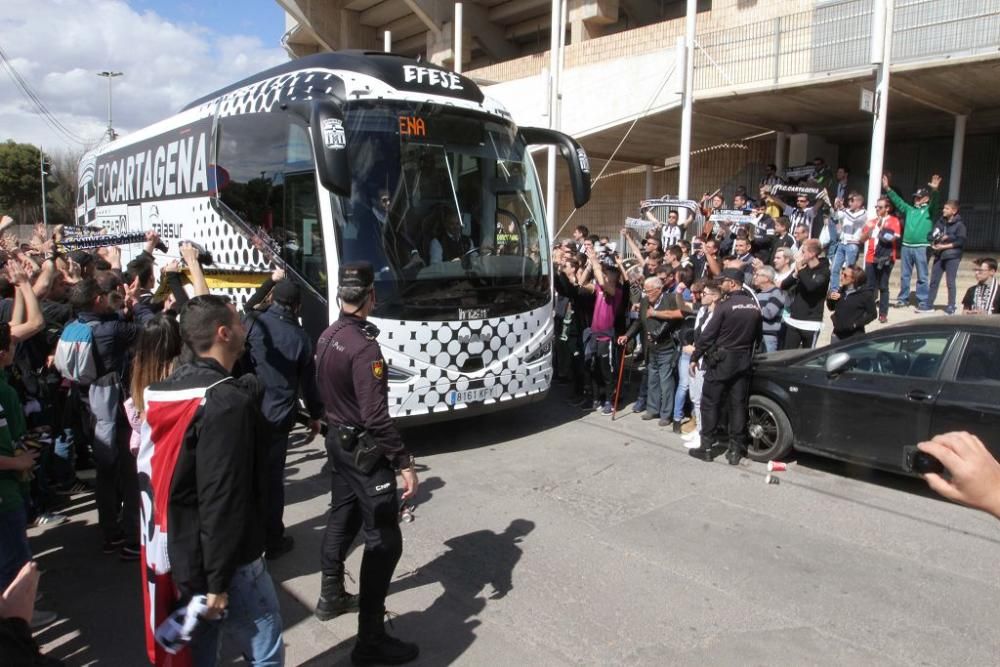 Salida de los jugadores y las peñas del FC Cartagena hacia Murcia para el derbi