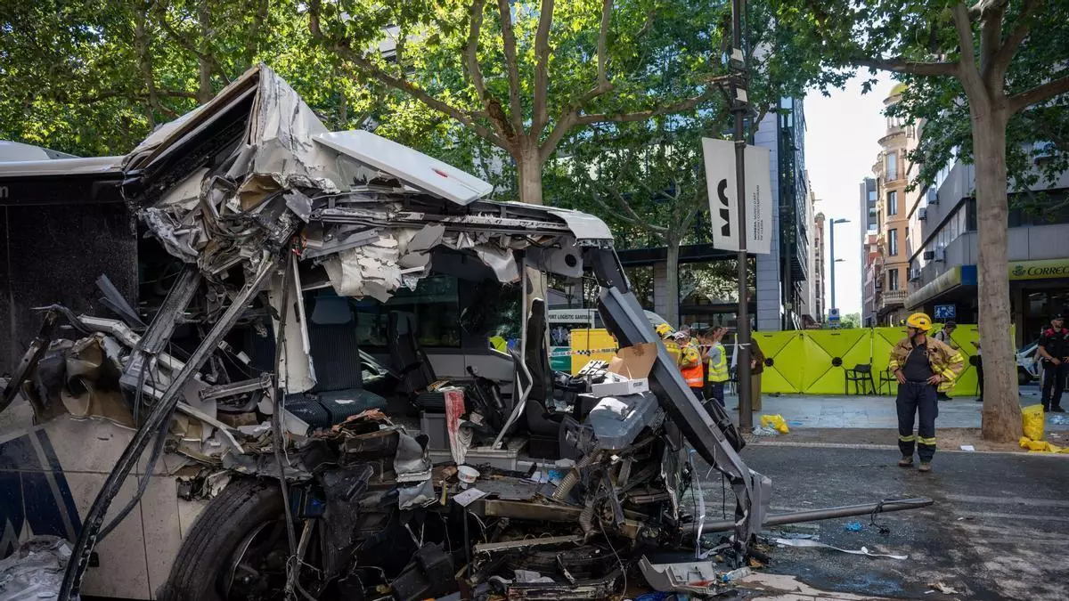 Dos personas en estado crítico y dos graves pero estables, los que más preocupan de los 44 heridos del accidente de autocar en Lleida,