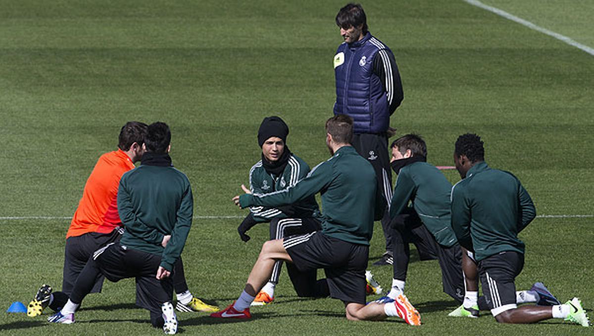 Els jugadors blancs, entre ells Casillas, es preparen a Valdebebas abans del partit de Champions d’aquest dimecres.