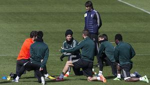 Els jugadors blancs, entre ells Casillas, es preparen a Valdebebas abans del partit de Champions d’aquest dimecres.
