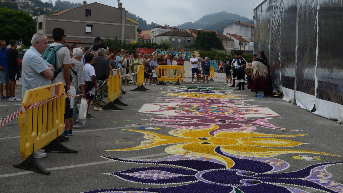 La alfombra elaborada por la Asociación Cunchas e Flores de Bueu.