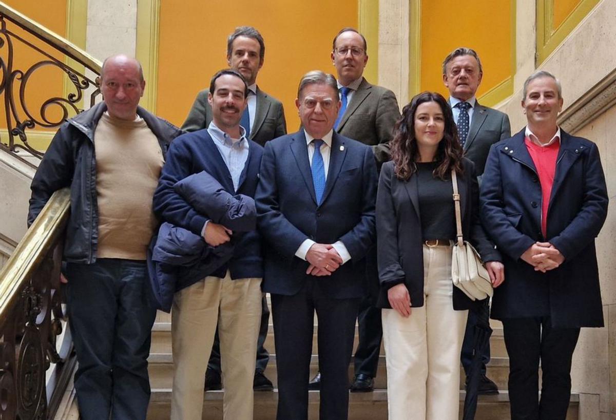 Por la izquierda, en primera fila, Alfonso Sanjurjo, Jorge Incio, Alfredo Canteli, María Escotet y Alberto Granda; detrás, Nacho Cuesta, Mario Arias y José Ramón Prado, ayer, en el Ayuntamiento. | L. B. 