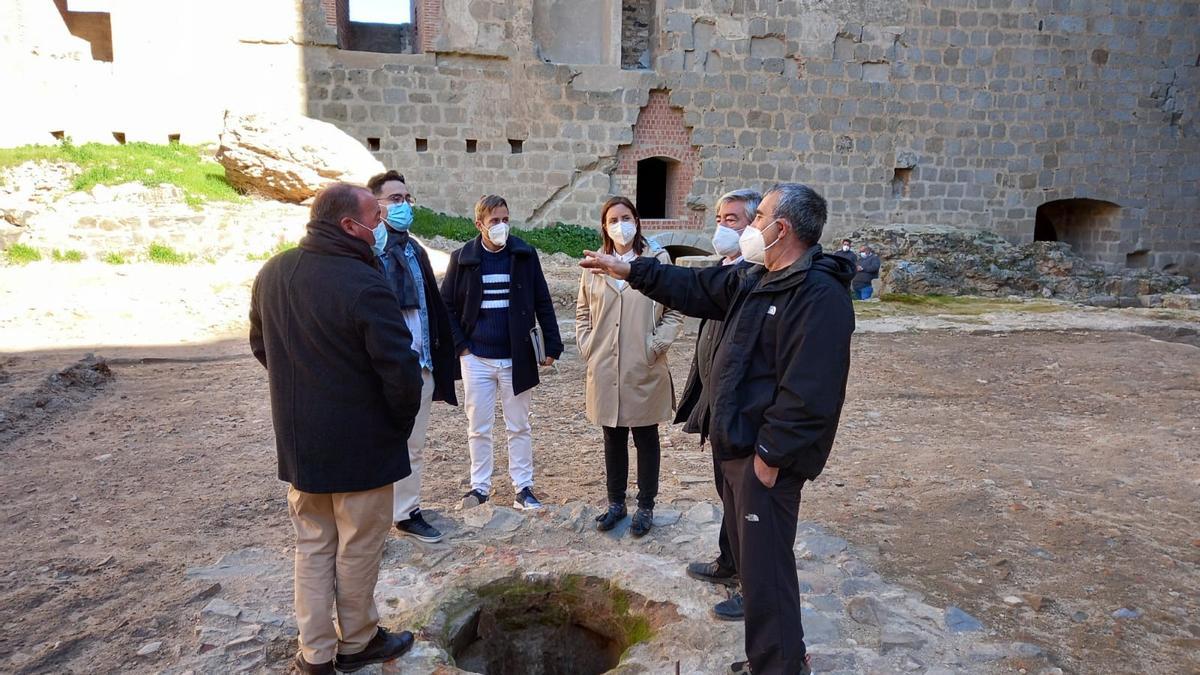 Visita de la delegada de Cultura a los trabajos ejecutados en el Castillo de Belalcázar.