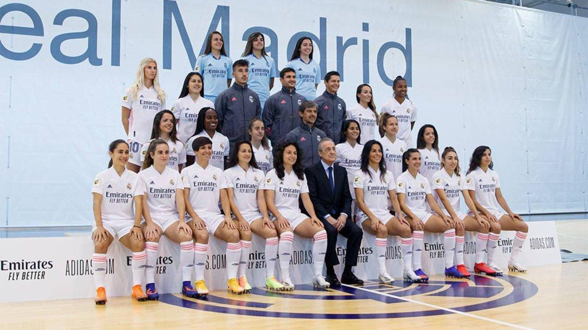 Florentino con el equipo femenino del Real Madrid