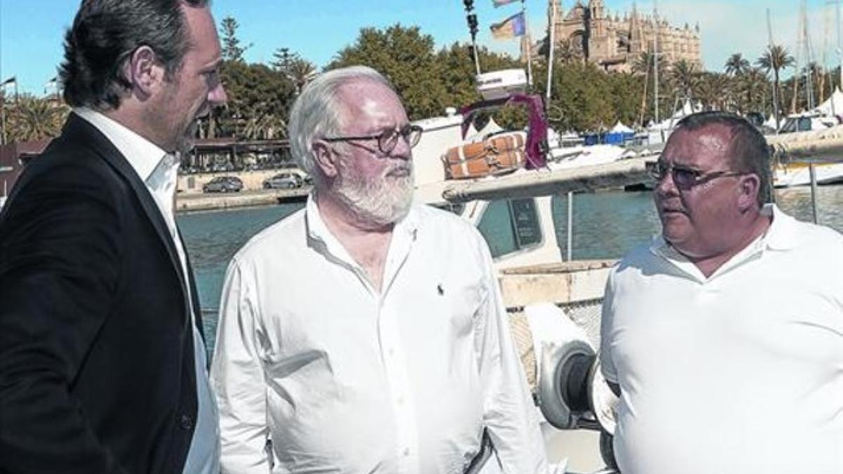 El candidato Miguel Arias Cañete y José Ramón Bauzá conversan ayer con un miembro de la cofradía de pescadores de Palma.