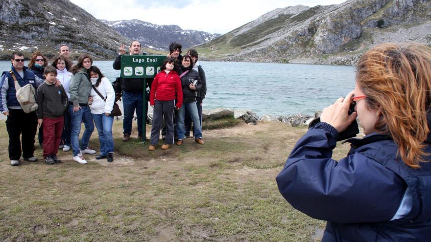 Turistas en el entorno de los Lagos de Covadonga.