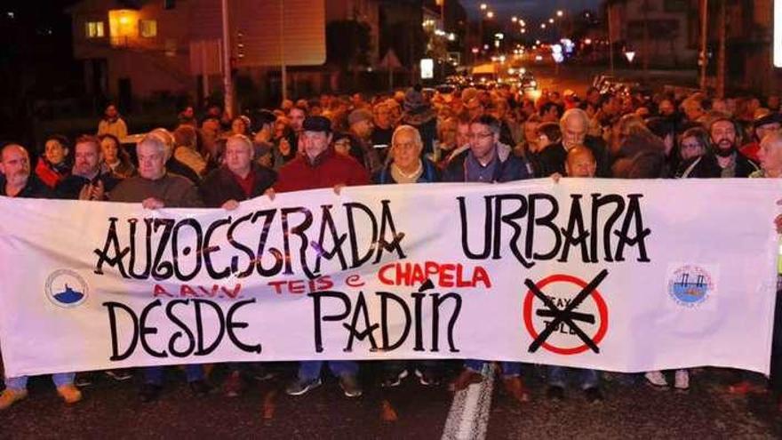 Movilización de vecinos de Teis y Chapela para reclamar el fin del peaje de Redondela y el tramo urbano desde Padín. // José Lores