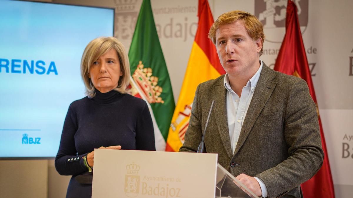 Victoria Bazaga e Ignacio Gragera durante la rueda de prensa en la que han dado detalles de la piscina de la margen derecha.