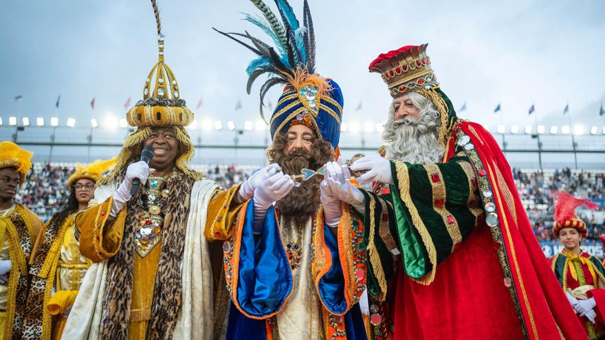 Miles de niños reciben a los Reyes Magos antes de una noche mágica: Sus Majestades ya están en Santa Cruz de Tenerife