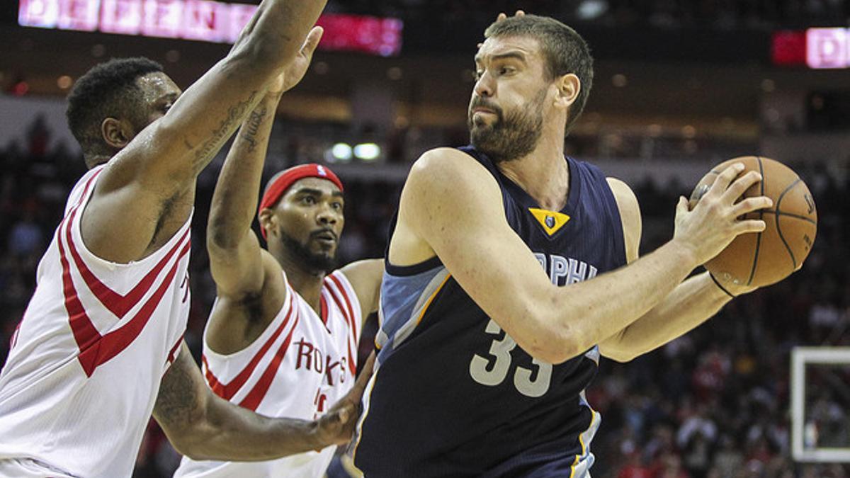 Marc Gasol trata de deshacerse de la defensa rival, durante el partido entre los Grizzlies y los Rockets, en Houston