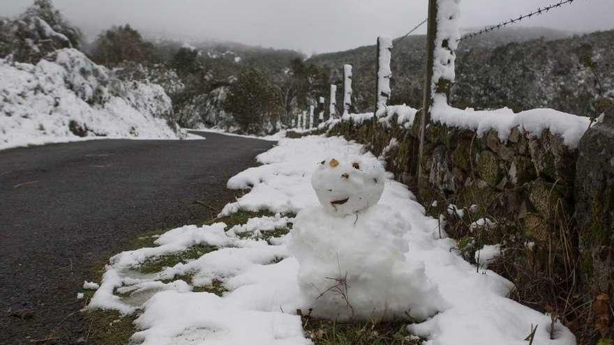 Un muñeco de nieve el pasado fin de semana. // B./Ana Agra