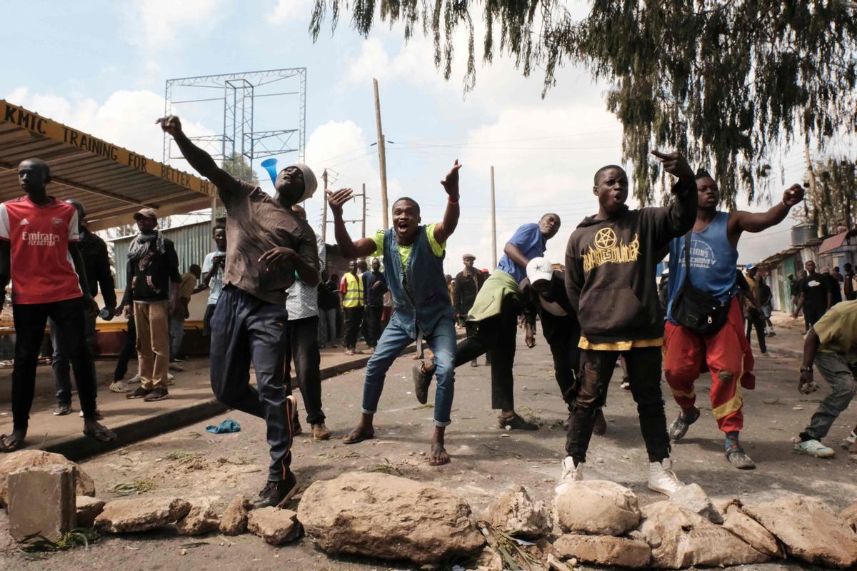 Protesta masiva convocada por el líder de la oposición Raila Odinga, afirma que le robaron las últimas elecciones presidenciales de Kenia y culpa al gobierno por el aumento del costo de vida en Nairobi.