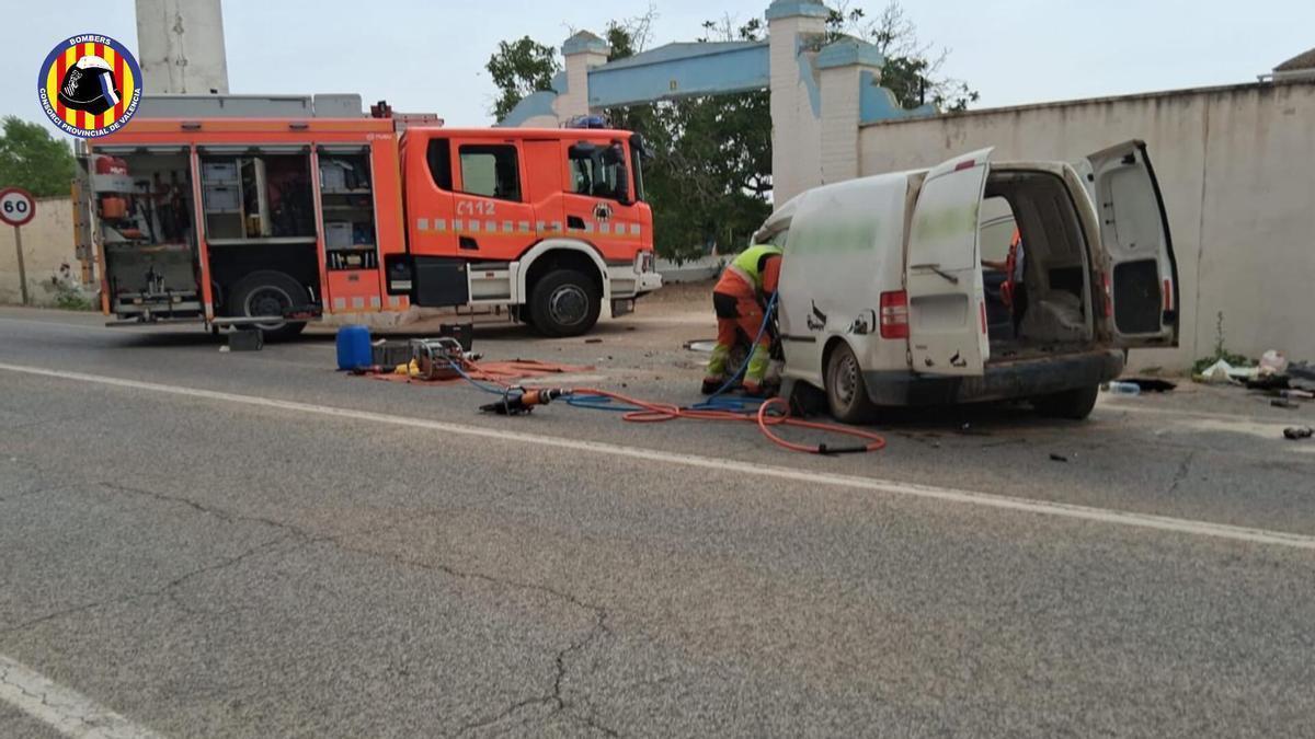 Muere un conductor tras salirse de la vía y chocar contra un muro en Utiel.