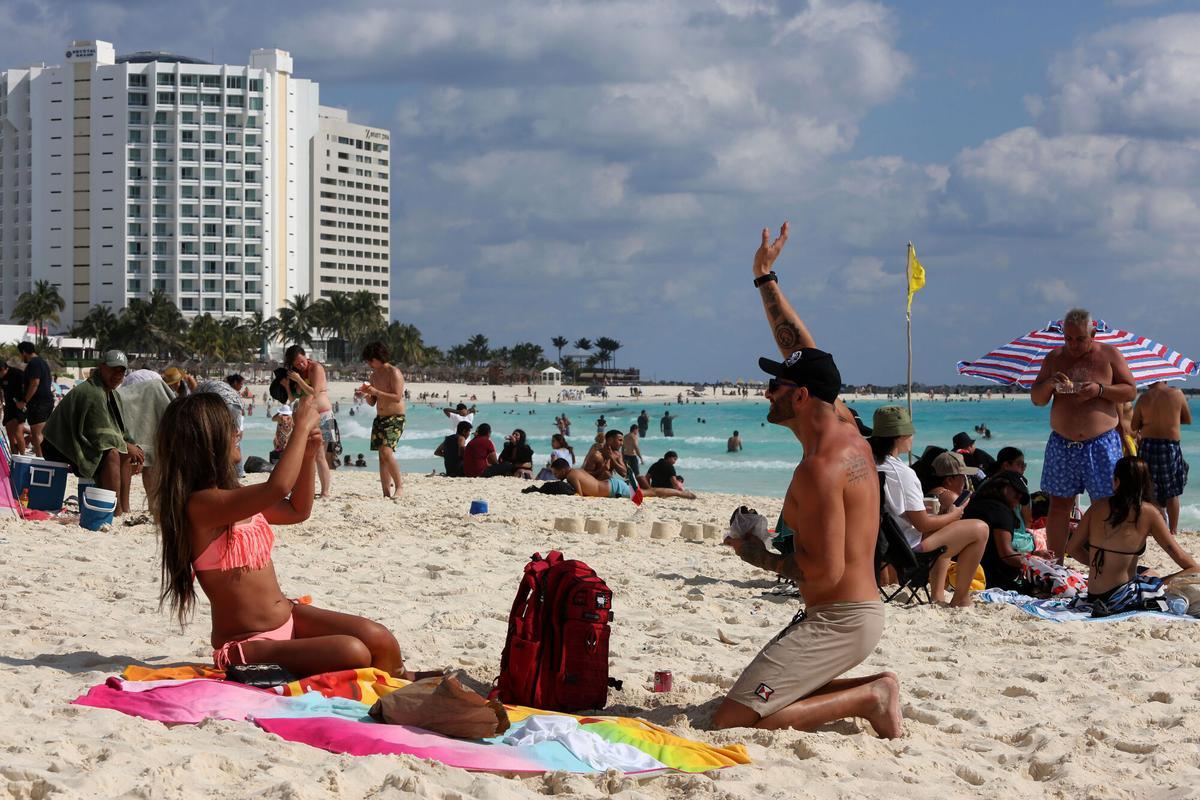 Fotografía de archivo de turistas en una playa en el balneario de Cancún (México). EFE/ Alonso Cupul