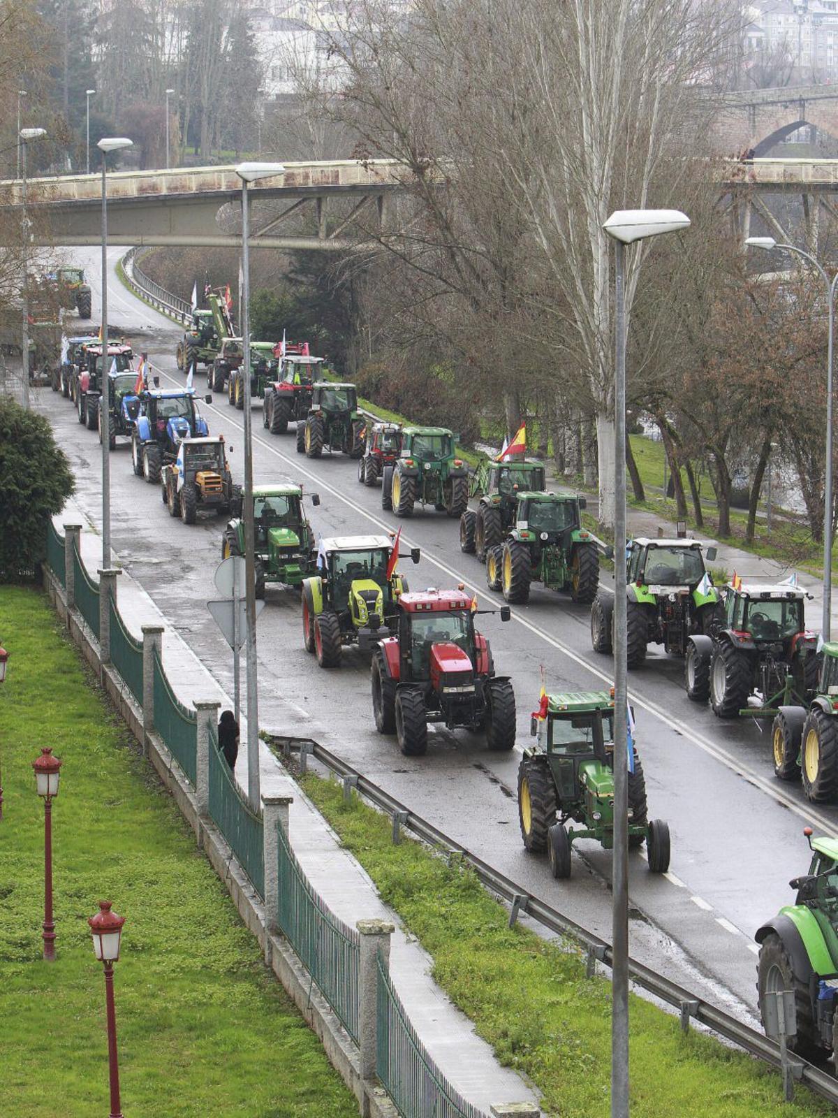 La N-120, cortada por los tractores un día más.