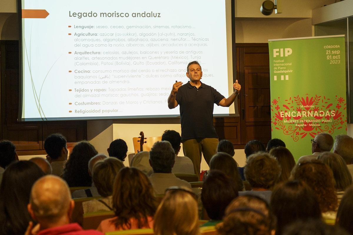 El profesor, escritor, músico y activista Antonio Manuel desentrañó en una conferencia la influencia morisca en el Caribe afroandaluz.