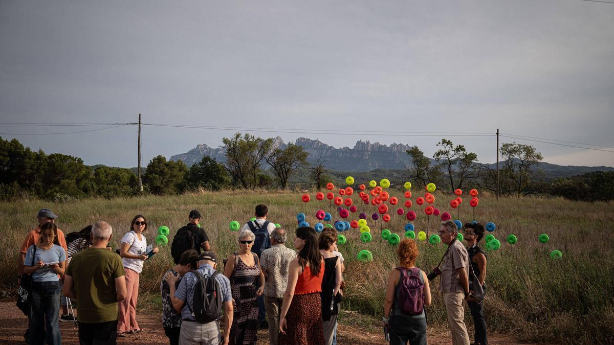 Públic assitent a la inauguració del festival Microscopies, avui al Camí Vell de Rajadell