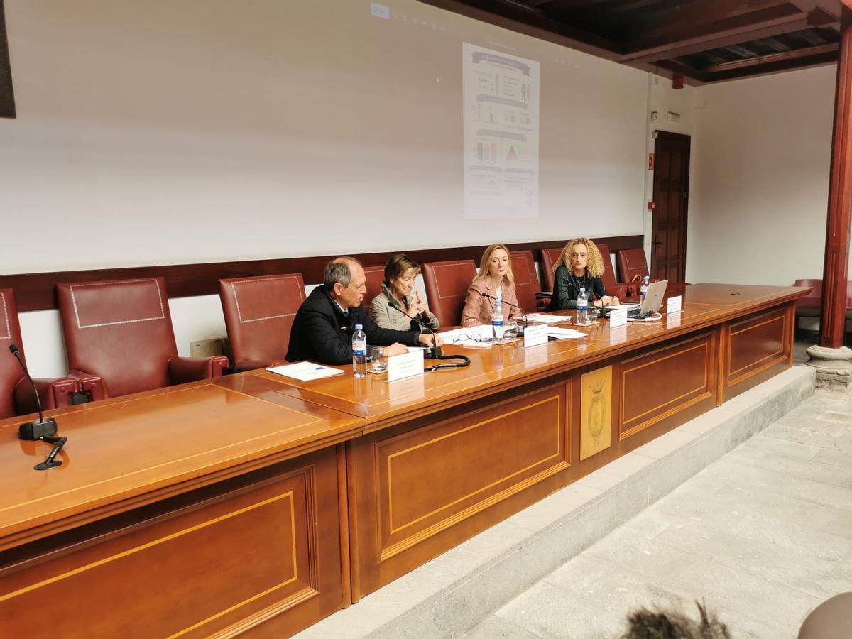 Por la izquierda, Rafael Massieu, Victoria Ortega, Marga Cerro y Pino de La Nuez este jueves en la sede del Colegio.