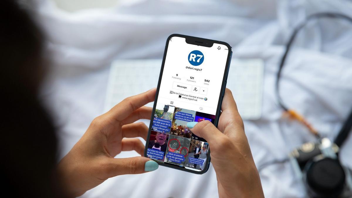 Una usuària consulta el compte de TikTok de Regió7