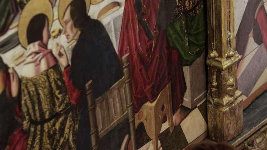 Una restauradora trabaja sobre el Retablo de la Flagelación de Leonor de Velasco, tras su instalación en el Bellas Artes.