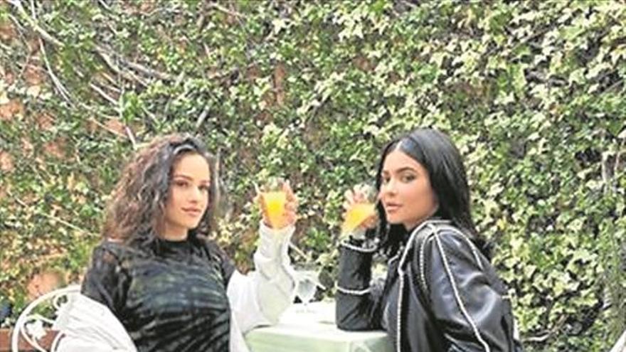 Rosalía y Kylie Jenner ya son más que amigas