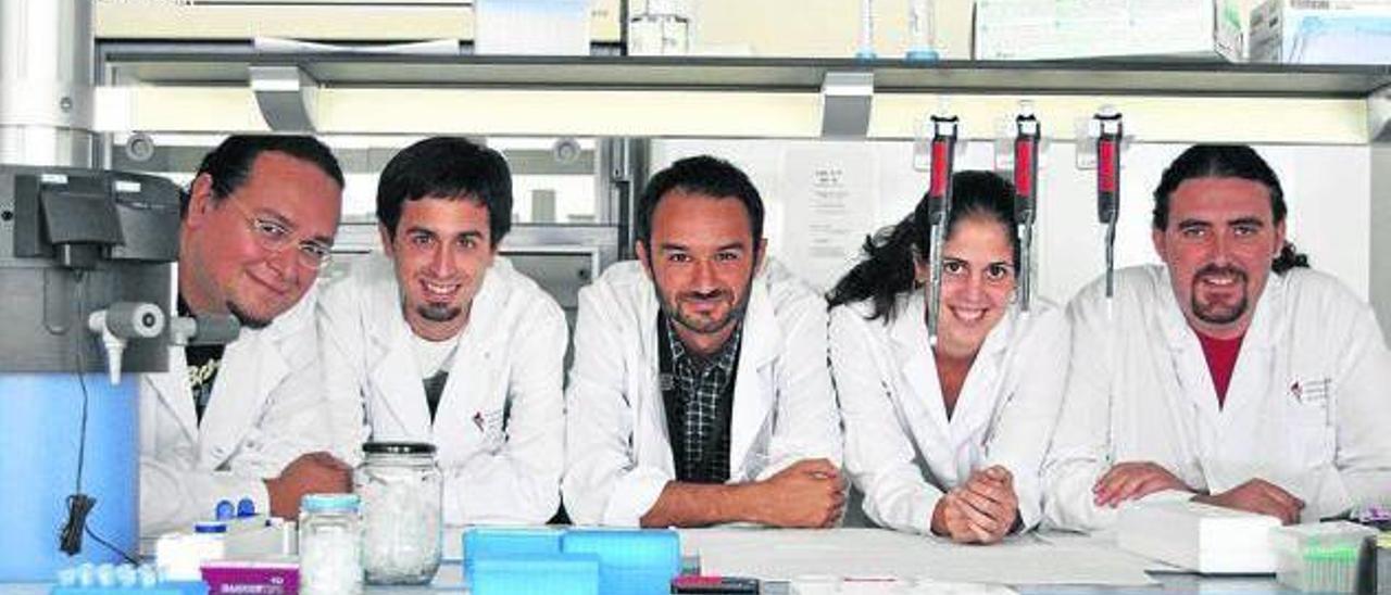 Alejandro Mira, en el centro de la imagen, junto al equipo de investigación de Fisabio.