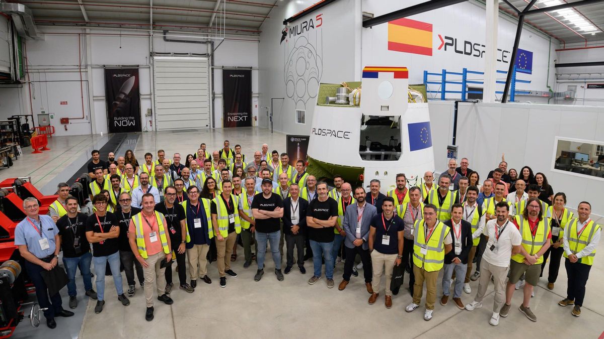 Los responsables de PLS Space, con sus proveedores, junto a la cápsula tripulada Lince que ha desarrollado la compañía.