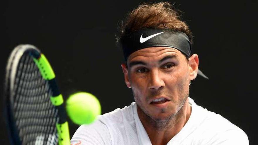 Nadal golpea la bola durante el partido de ayer. // Efe